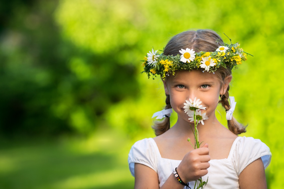 midsommarflicka med krans
