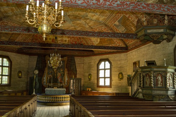 Seglora kyrka med takkronor.