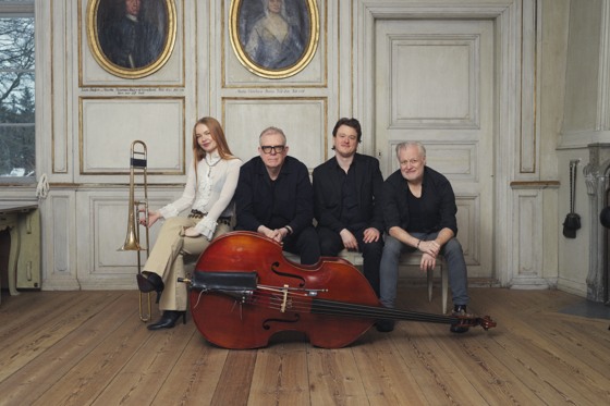 Tilde Schweitzer tillsammans med husbandet, bestående av Hans Backenroth (bas), Leo Lindberg (piano) och Joakim Ekberg (trummor). 